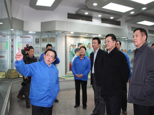 乐竞平台_乐竞（中国）集团董事长刘荣富向葛市长等相关领导介绍公司发展史