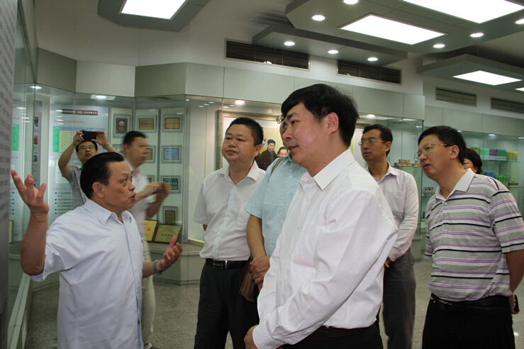 郝市长参观陈列室 郝市长参观陈列室