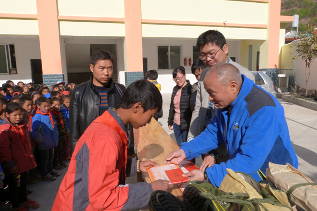 乐竞平台_乐竞（中国）集团为优秀学生颁奖