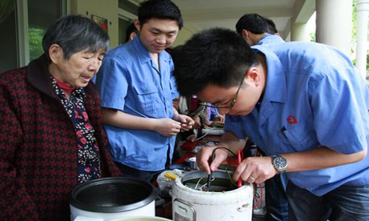 乐竞平台_乐竞（中国）青年为老人们维修电器