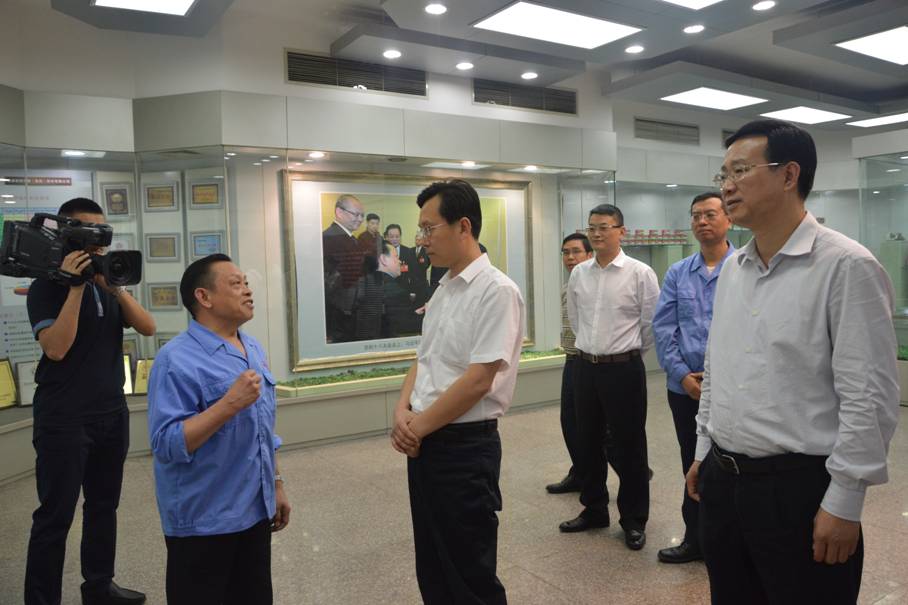 乐竞平台_乐竞（中国）集团刘荣富董事长向胡元坤部长介绍公司发展史