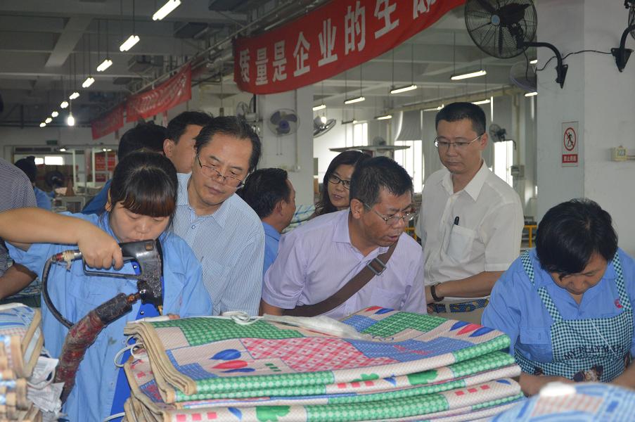 中国轻工业职工思想政治工作研究会领导参观乐竞平台_乐竞（中国）集团电热毯车间
