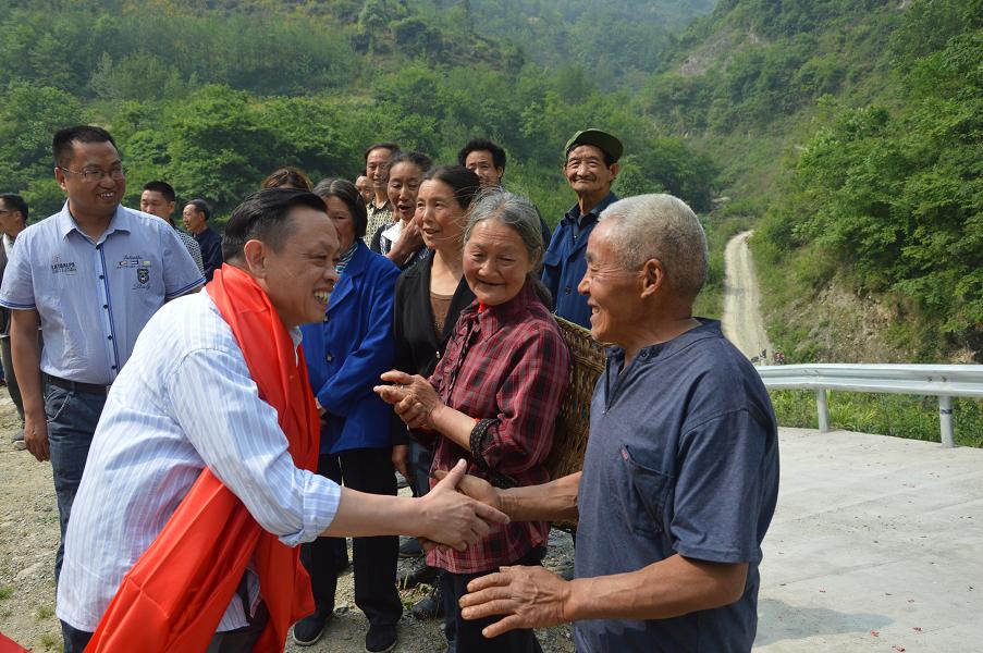 乐竞平台_乐竞（中国）集团刘荣富董事长与平沟村村民