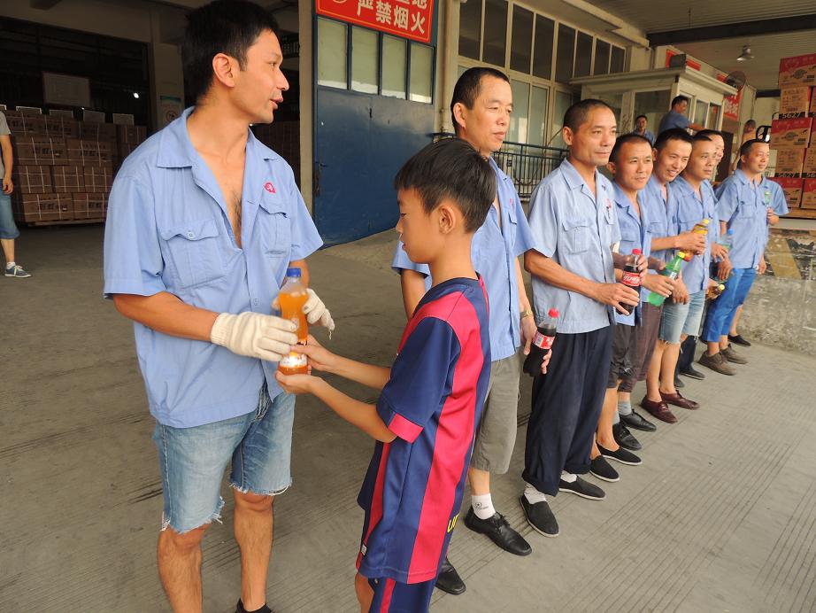 乐竞平台_乐竞（中国）暑假班的孩子给搬运工叔叔们送水