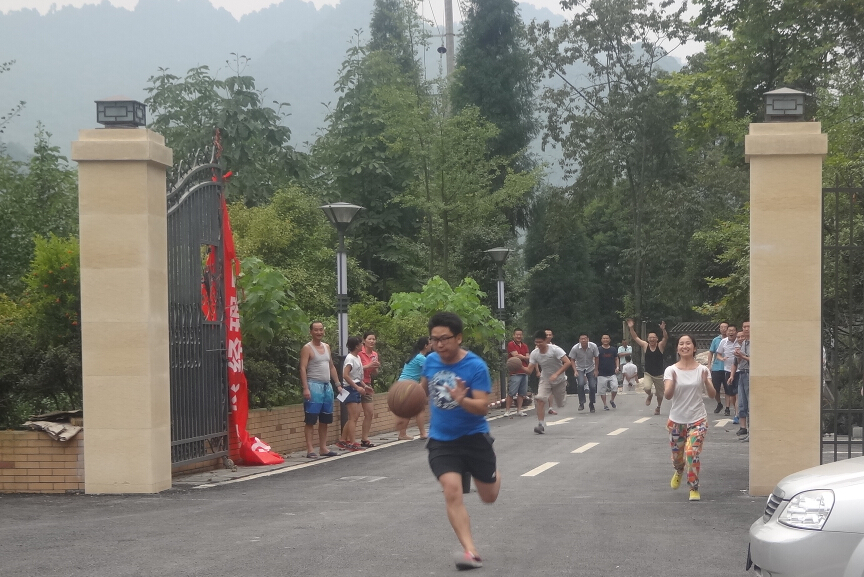 乐竞平台_乐竞（中国）集团营销中心运球接力跑比赛