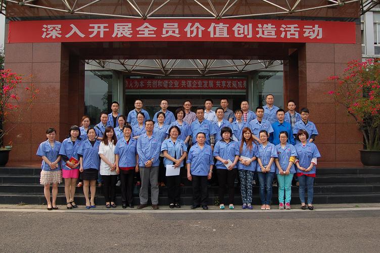 成都乐竞平台_乐竞（中国）集团通讯员团队与公司领导合影