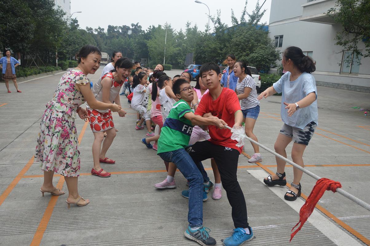 2015年乐竞平台_乐竞（中国）暑假班趣味运动会之拔河比赛