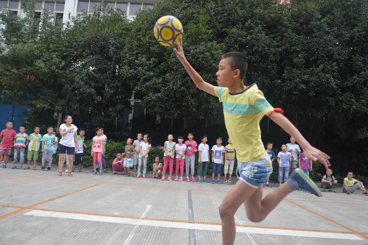2015年乐竞平台_乐竞（中国）暑假班趣味运动会之运球接力赛