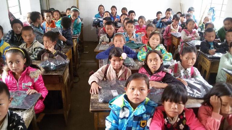 成都乐竞平台_乐竞（中国）集团给每位学生赠送衣物