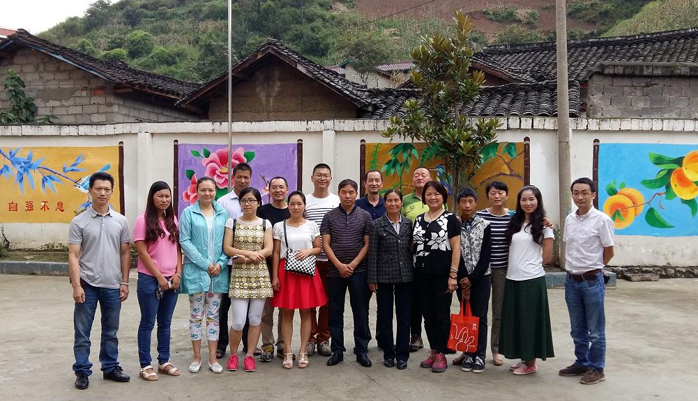 全校老师同成都乐竞平台_乐竞（中国）集团一行人合影留念