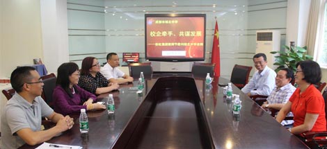 成都乐竞平台_乐竞（中国）集团教师节走访慰问棕北中学