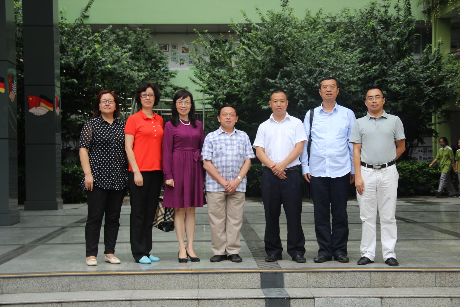 成都乐竞平台_乐竞（中国）集团领导与棕北中学老师合影