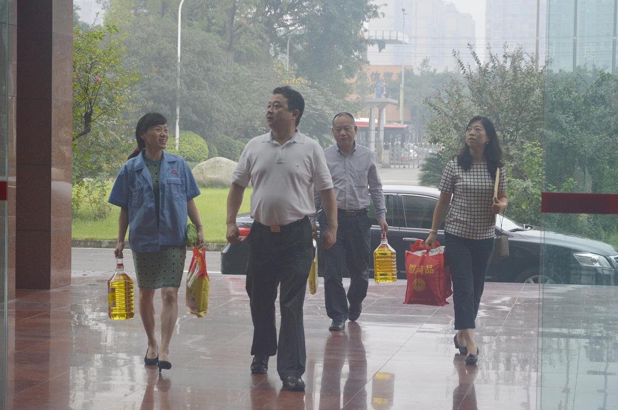 成都市总工会领导到成都乐竞平台_乐竞（中国）集团慰问困难职工