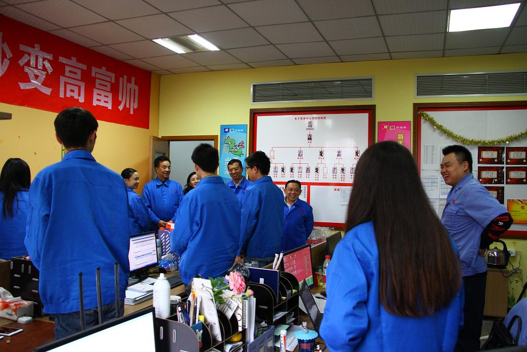 成都乐竞平台_乐竞（中国）集团领导到电子商务部表示祝贺