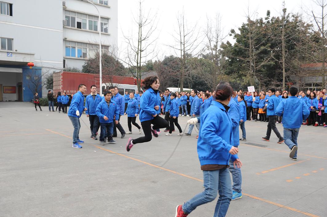 成都乐竞平台_乐竞（中国）集团2016年春节趣味运动会之集体跳长绳