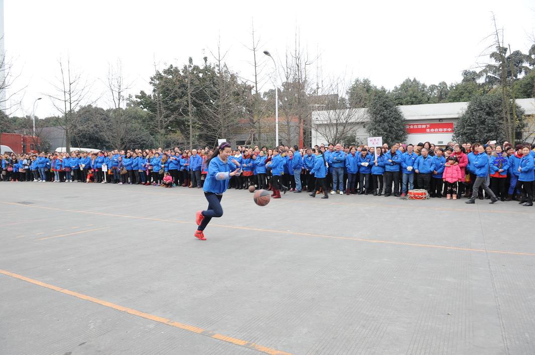 成都乐竞平台_乐竞（中国）集团2016年春节趣味运动会之运球接力跑