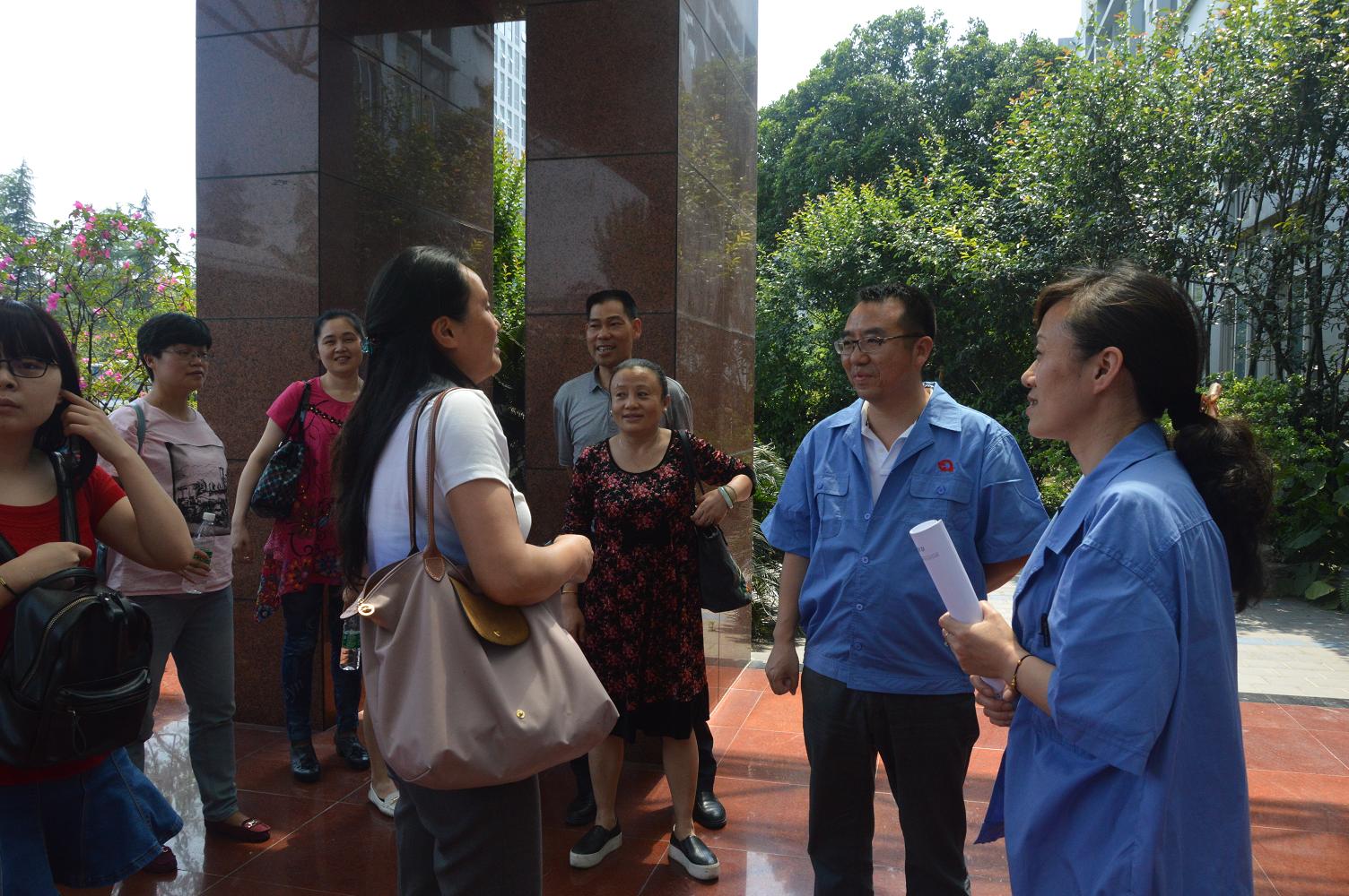 成华区各企业工会主席到成都乐竞平台_乐竞（中国）集团学习厂务公开标准化工作