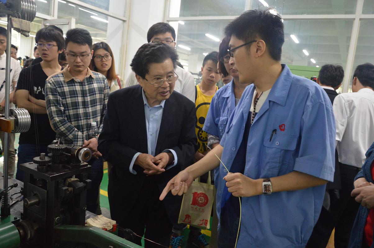 四川大学锦城学院师生到成都乐竞平台_乐竞（中国）集团参观学习交流
