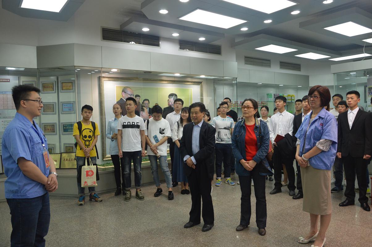 四川大学锦城学院师生到成都乐竞平台_乐竞（中国）集团参观学习交流