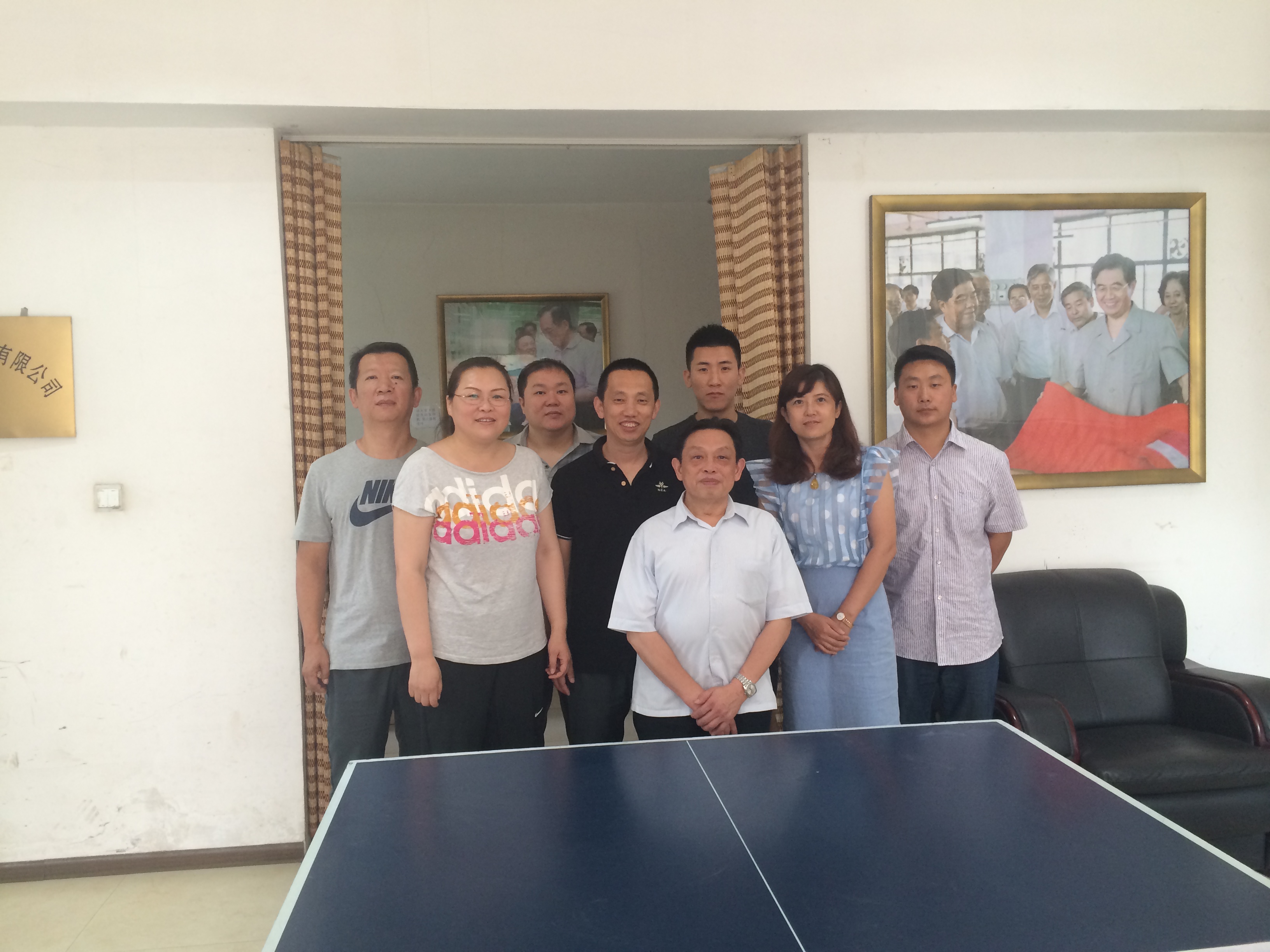 成都乐竞平台_乐竞（中国）集团董事长刘荣富与沈阳分公司员工合影