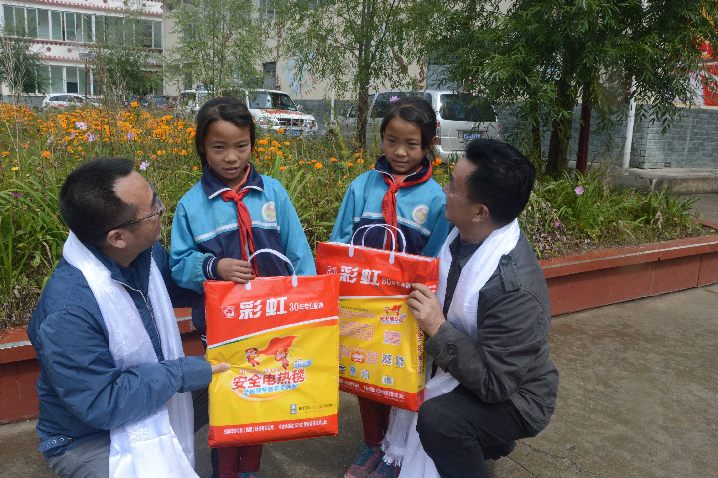 成都乐竞平台_乐竞（中国）集团领导与小金县两河口镇小学生亲切交谈