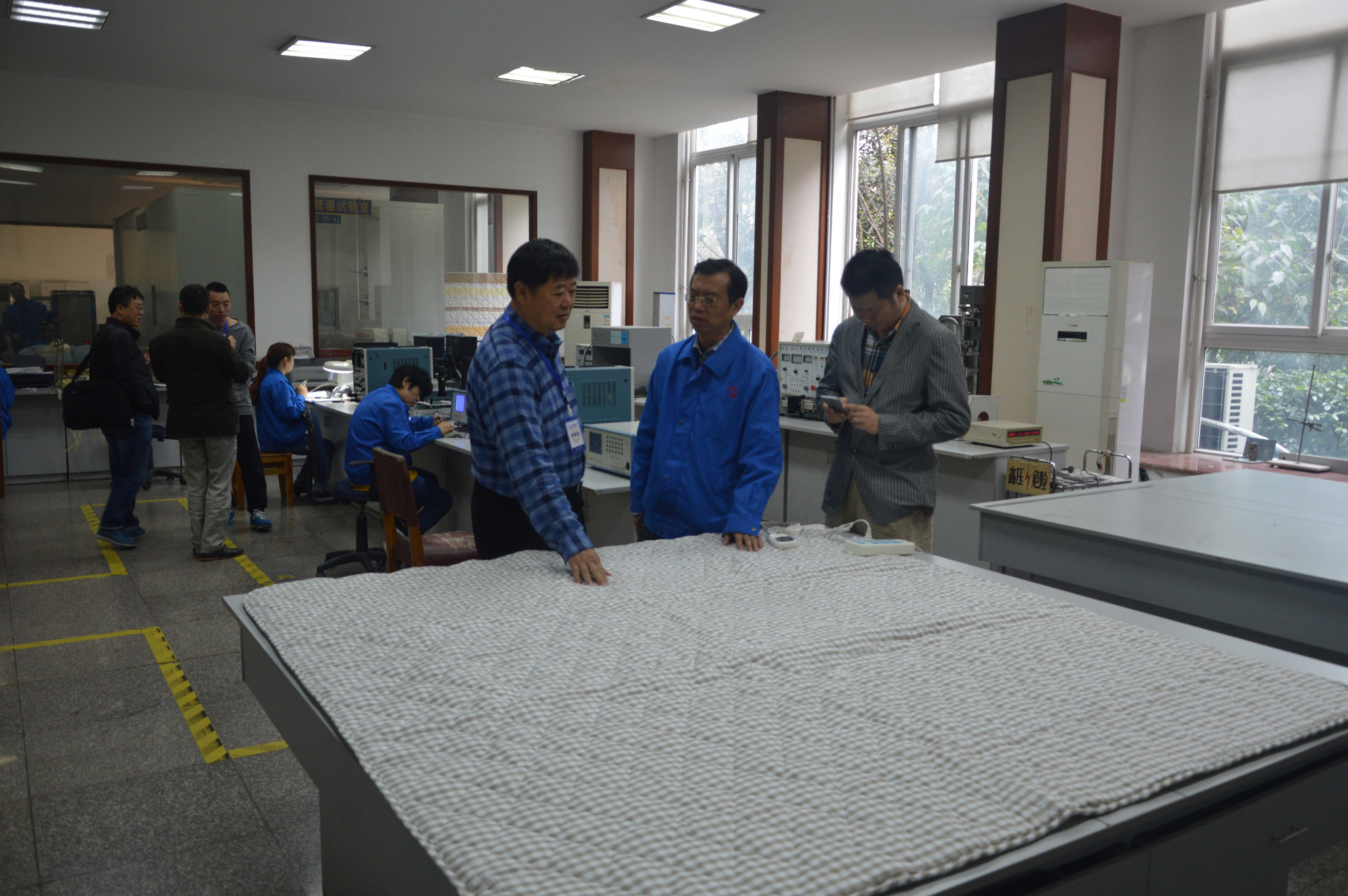 成都乐竞平台_乐竞(中国)总经理黄朝万陪同工信部及企业代表参观质量中心 成都乐竞平台_乐竞(中国)总经理黄朝万陪同工信部及企业代表参观质量中心