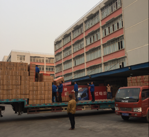 成都乐竞平台_乐竞（中国）集团成品库前员工们加班发货