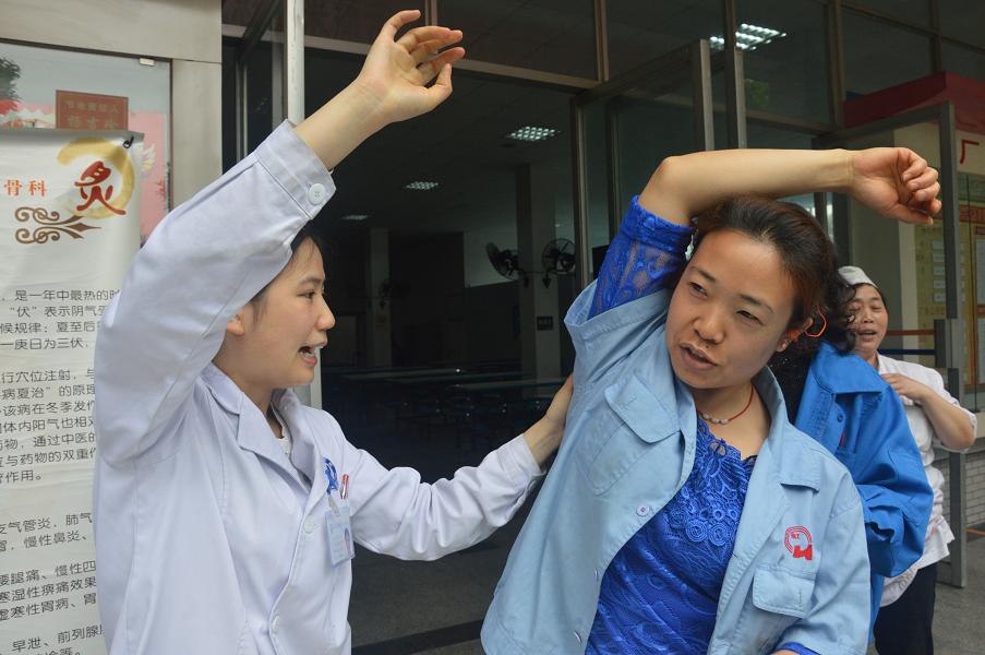 成都乐竞平台_乐竞（中国）集团邀请中医骨科专家到公司为员工义诊