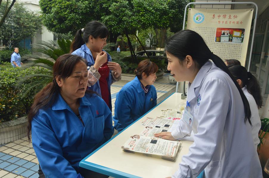 成都乐竞平台_乐竞（中国）集团邀请中医骨科专家到公司为员工义诊