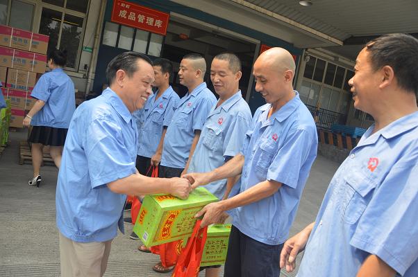 夏日高温，成都乐竞平台_乐竞（中国）集团领导慰问一线职工