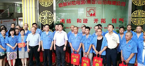 成都市总工会领导到成都乐竞平台_乐竞（中国）集团慰问员工“送清凉”