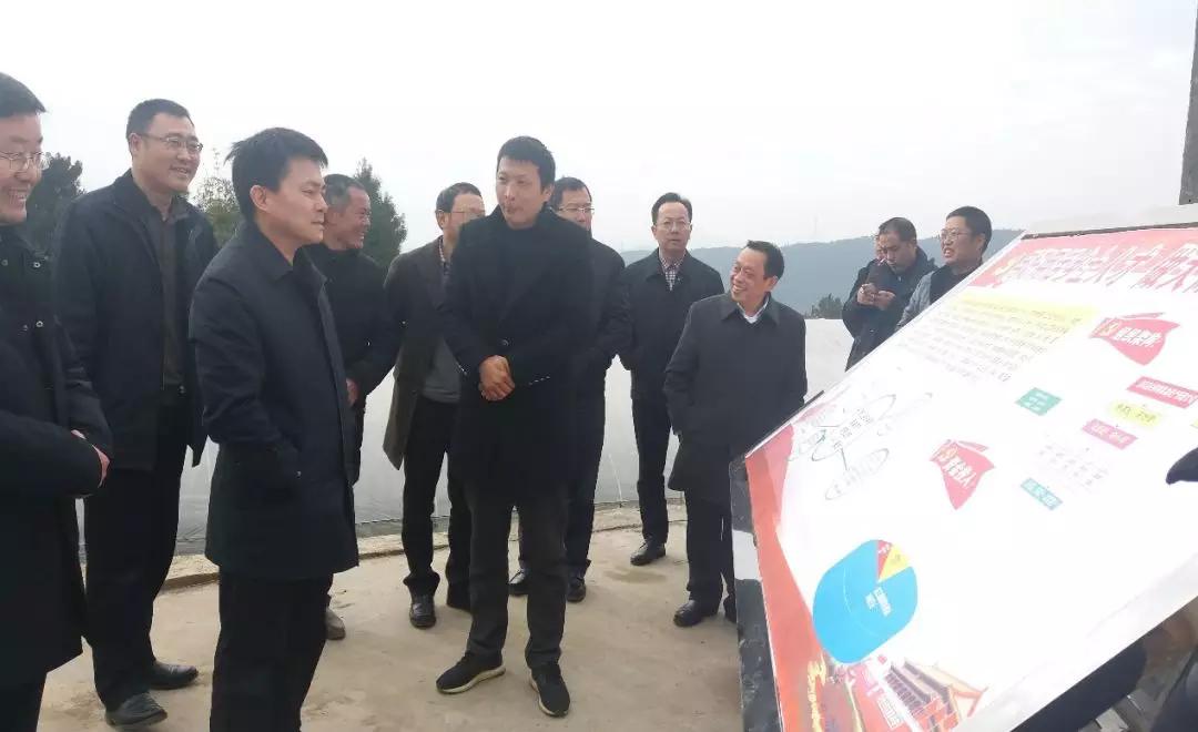 成都乐竞平台_乐竞（中国）集团刘荣富董事长陪同万局长现场查看了省工商局出资建设的村民活动中心
