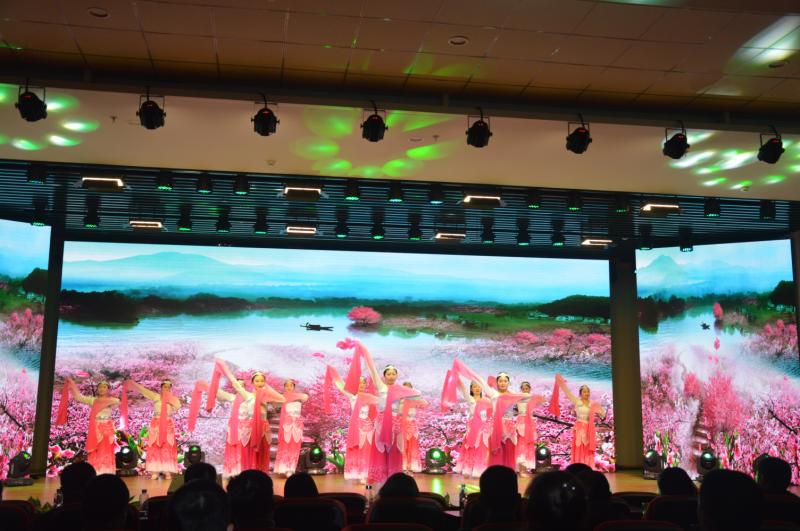 成都乐竞平台_乐竞（中国）集团员工为颁奖典礼献舞
