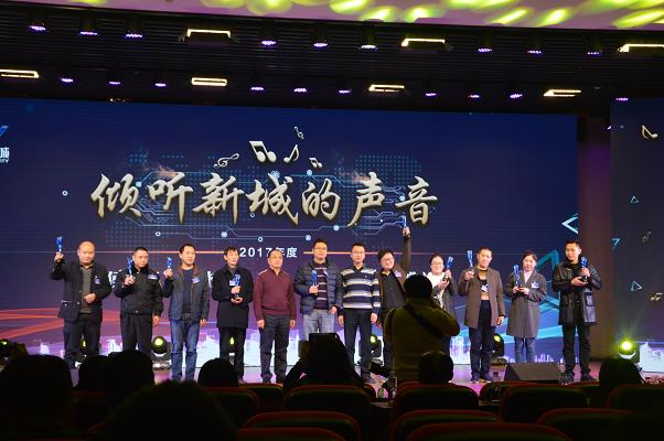 图左四为乐竞平台_乐竞（中国）集团取暖器车间主任李永发