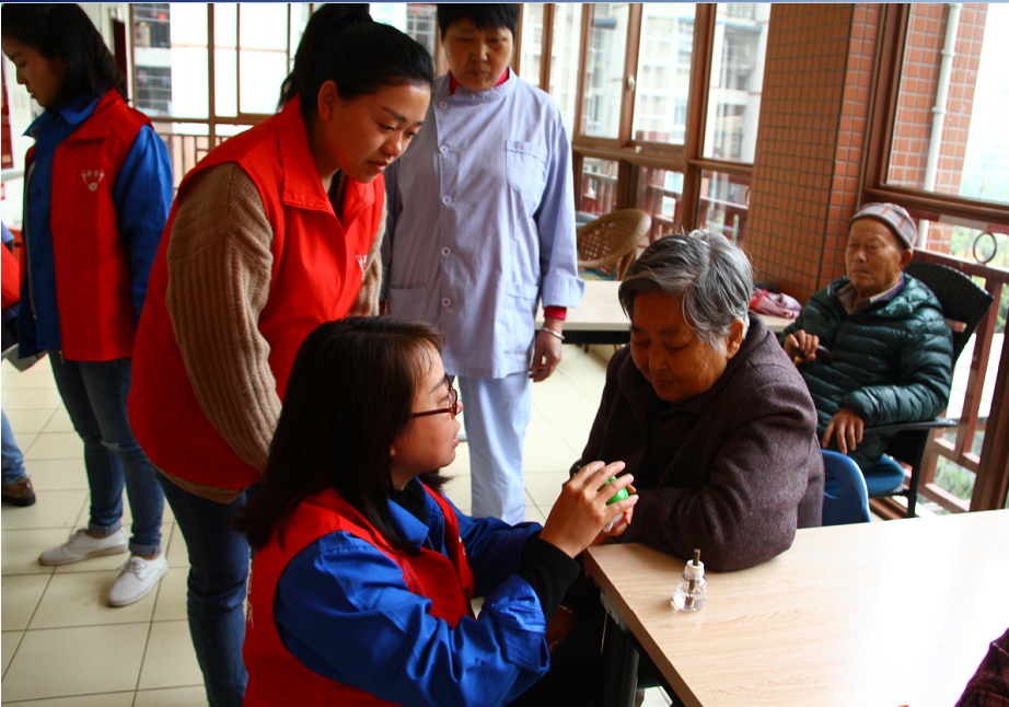 乐竞平台_乐竞（中国）团员青年给老人送驱蚊产品并详细讲解使用方法及用电安全知识