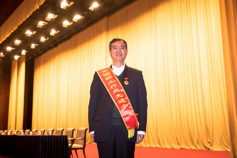 成都乐竞平台_乐竞（中国）集团总经理黄朝万荣获“全国轻工行业劳动模范” 称号