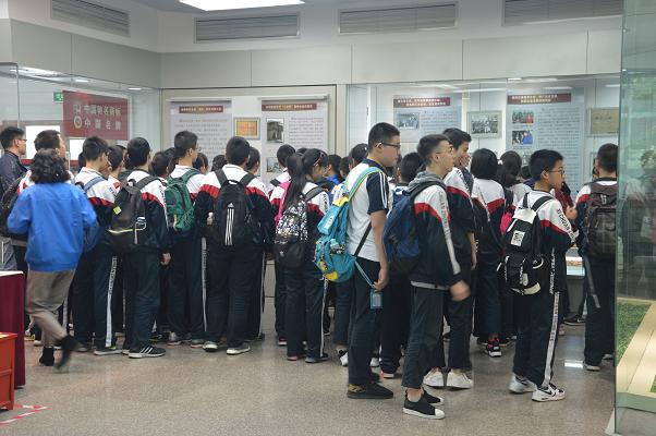 成都西川中学的部分学生到成都乐竞平台_乐竞（中国）集团参观学习