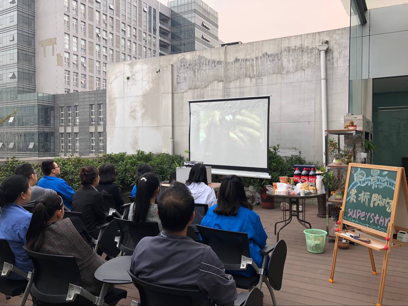 成都乐竞平台_乐竞（中国）集团团委组织在电子商务中心观看了影片《传奇霍金》