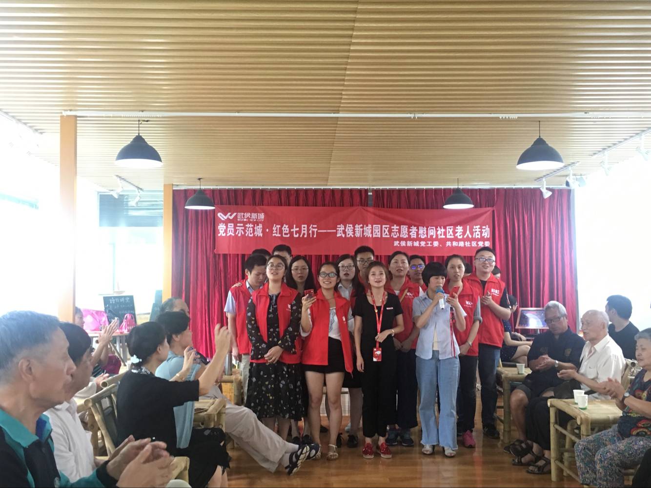 成都乐竞平台_乐竞（中国）集团七彩青年志愿队参加慰问社区老人活动