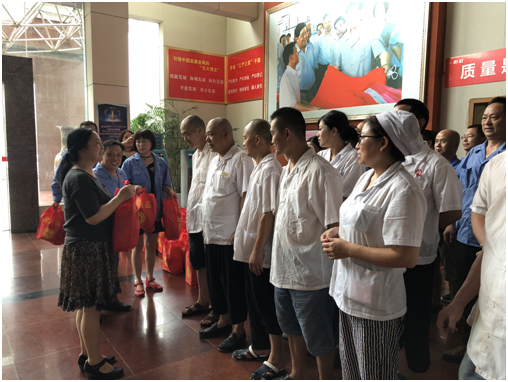 市总工会领导莅临成都乐竞平台_乐竞（中国）集团慰问一线职工
