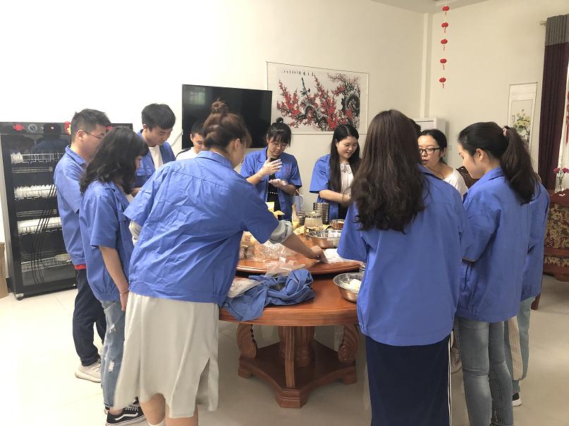 成都乐竞平台_乐竞（中国）集团七彩青年俱乐部之自制美心冰皮月饼