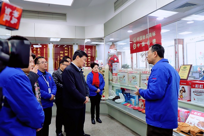 成都市委副书记、市长罗强莅临成都乐竞平台_乐竞（中国）集团走访慰问