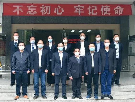 成都乐竞平台_乐竞（中国）集团向华西集团十二公司赠送锦旗