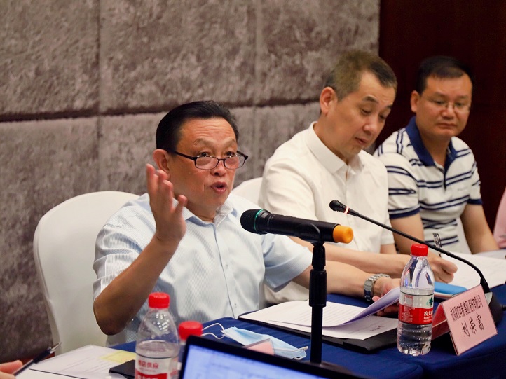 成都乐竞平台_乐竞（中国）集团董事长刘荣富代表第四届电热毯专委会主任委员单位讲话