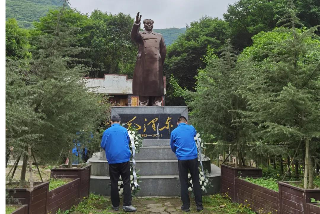 乐竞平台_乐竞（中国）集团党委委员、总经理黄朝万，党委委员、常务副总经理刘斌向毛主席铜像敬献花篮，全体党员向伟人铜像鞠躬致敬