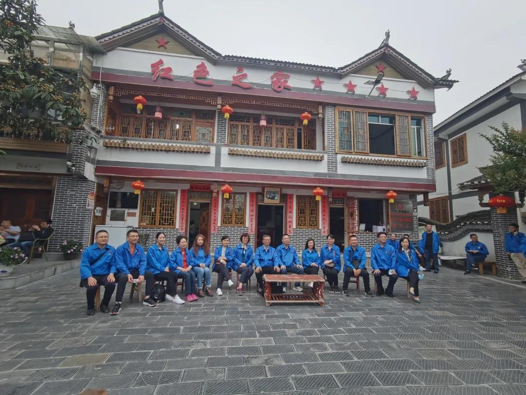 沿着习近平总书记走过的足迹，乐竞平台_乐竞（中国）党员们走近花茂村，感受在党的领导下，依靠乡村振兴走上致富道路