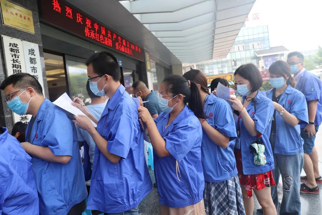 成都乐竞平台_乐竞（中国）集团党员、团员参加无偿献血活动