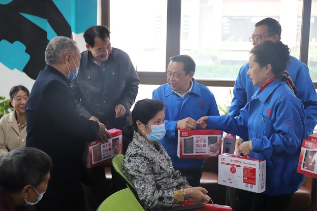 成都乐竞平台_乐竞（中国）集团行政党支部重阳送温暖党建主题活动